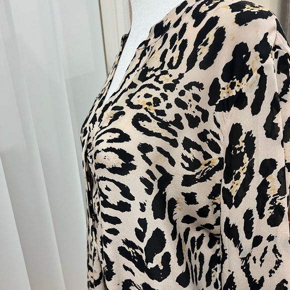 MARCIANO 100% silk blouse size S. Fits perfectly Medium. - Picture 7 of 13